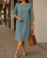 Huguette – Etuikleid mit Rundhalsausschnitt und Taschen in Hellblau