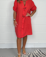 Noeilla - Lässiges Locker Sitzendes Baumwoll Kleid Mit Knöpfen in Rot