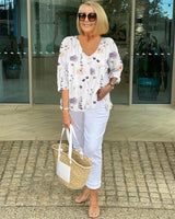 Dorothea | Elegante Blumenbluse in Weiß