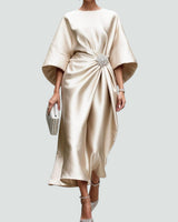 Marijona - Modernes Maxi Kleid Mit Satinkragen Und Flügelärmeln in Beige