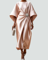 Marijona - Modernes Maxi Kleid Mit Satinkragen Und Flügelärmeln in Khaki