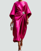 Marijona - Modernes Maxi Kleid Mit Satinkragen Und Flügelärmeln in Rosa
