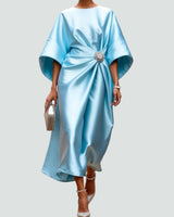 Marijona - Modernes Maxi Kleid Mit Satinkragen Und Flügelärmeln in Hellblau