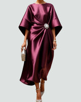 Marijona - Modernes Maxi Kleid Mit Satinkragen Und Flügelärmeln in Rot
