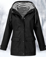 Carolin | Damen Jacke mit Kapuze, Reißverschluss und Fronttaschen in Schwarz