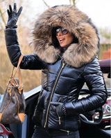 Elisee | Winterjacke mit Kunstfellkapuze und glänzendem Finish in Noir