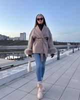 Daniela | Damenmantel mit Gürtel und Kunstfellärmeln in Aprikose