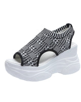 Calina - Plateau-Sandalen mit offener Zehenpartie in Schwarz / Weiß