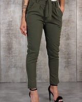 Damen nan taillierte Paperbag-Hose mit Bindegürtel und schmalem Bein Drune in Grün