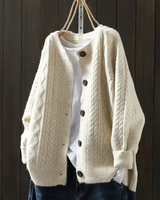 THE LORENZA | STRICKJACKE MIT ZOPFMUSTER in Beige
