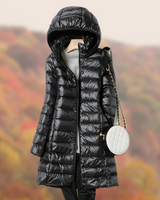 Leonie | Damen Glänzende Lange Steppjacke mit Kapuze in Schwarz