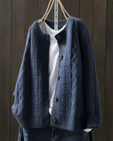 THE LORENZA | STRICKJACKE MIT ZOPFMUSTER in Marineblau