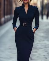 Audrey - Tailliertes Midikleid mit Gürtel in Blau