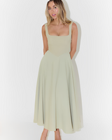 Julia - Elegantes Midikleid mit quadratischem Ausschnitt in Hellgrün