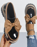 Glänzende grüne Slipper mit chunky gepolsterter Sohle in Beige
