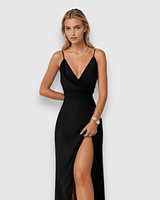 Sissy - Locker geschnittenes Kleid mit V-Ausschnitt und Schlitz in Schwarz