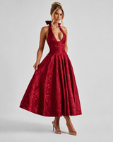 Dahlia - Stilvolles ärmelloses Kleid mit V-Ausschnitt und Neckholder in Rot