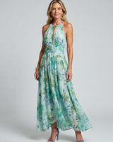 Portia | Plissiertes Halfter Kleid mit weichem Blumenmuster in Midi-Länge in Grün