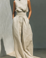 Nerina - Ärmelloser Jumpsuit mit weitem Bein in Beige