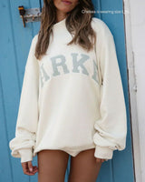 Damen Varsity Sweatshirt in Weiß mit Salbeigrünen Buchstaben
