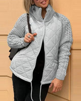 Karoliina - Gestrickte Patchwork Daunen Jacke in Grau