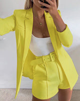 Damen nan tailliertes Longblazer-Shorts Set mit betonter Schulterpartie, hoher Taille und breitem Gürtel Drune in Gelb