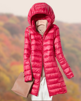 Leonie | Damen Glänzende Lange Steppjacke mit Kapuze in Rot