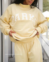 Damen Varsity Sweatshirt in Pastellgelb mit Weißen Buchstaben