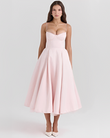 Zendaya - Stilvolles Kleid mit doppelter Schicht in Rosa