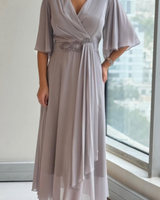 ELMA - Elegantes Midi-Kleid mit fließender Silhouette in Grau