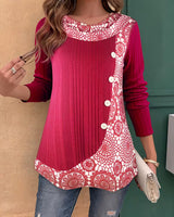 Lucynda – Geripptes Langarm Oberteil mit Print und Knopfdetails in Rot