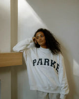 Damen Varsity Sweatshirt in Weiß mit Marineblauen Buchstaben