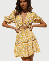 Delilah - Sonniger Blumen-Romper mit Bindungsdetail vorn in Gelb
