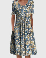 Relina - Figurformendes Rüschenkleid in Hellblaues Blumenmuster