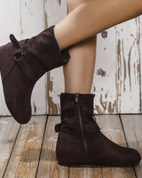 Belynda – Lockere Stiefeletten mit Keilabsatz und Schnallenriemen in Koffee