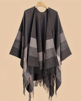 Kyrine - Poncho Schal Mit Fransen Und Geometrischem Muster in Dunkelgrau