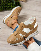 Bequeme Sandalen mit Keilabsatz und Klettverschluss für Damen in Braun