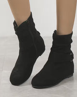 Belynda – Lockere Stiefeletten mit Keilabsatz und Schnallenriemen in Schwarz