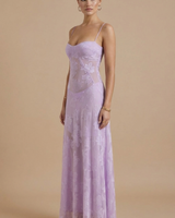 Damen Maxikleid mit Blumenmuster, Spaghettiträgern und taillierter Passform in Lila