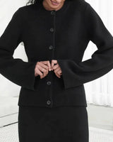 AMBER - WARME WINTERSTRICKJACKE MIT ENGLISCHER ELEGANZ FÜR DAMEN in Schwarz