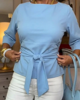 Shaniera – Stilvolles Oberteil Mit Bindegürtel in Hell Blau