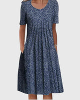 Relina - Figurformendes Rüschenkleid in Blaue Punkte