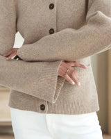 AMBER - WARME WINTERSTRICKJACKE MIT ENGLISCHER ELEGANZ FÜR DAMEN in Taupe