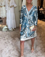 Moonie - Kleid mit Sonnenstrahlen-Druck in Blau (Fast ausverkauft)
