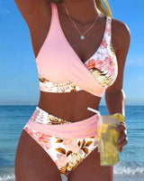 Lena | Bikini mit kontrastierendem Blumenmuster und Schlitz in Rosa