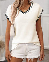 Lea Strick-Top mit V-Ausschnitt, kurzen Ärmeln und Kontrastdetails in Creme