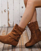 Belynda – Lockere Stiefeletten mit Keilabsatz und Schnallenriemen in Braun