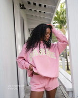 Damen Varsity Sweatshirt in Rosa mit Cremefarbenen Buchstaben