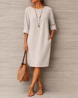 Huguette – Etuikleid mit Rundhalsausschnitt und Taschen in Beige