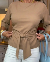 Shaniera – Stilvolles Oberteil Mit Bindegürtel in Khaki